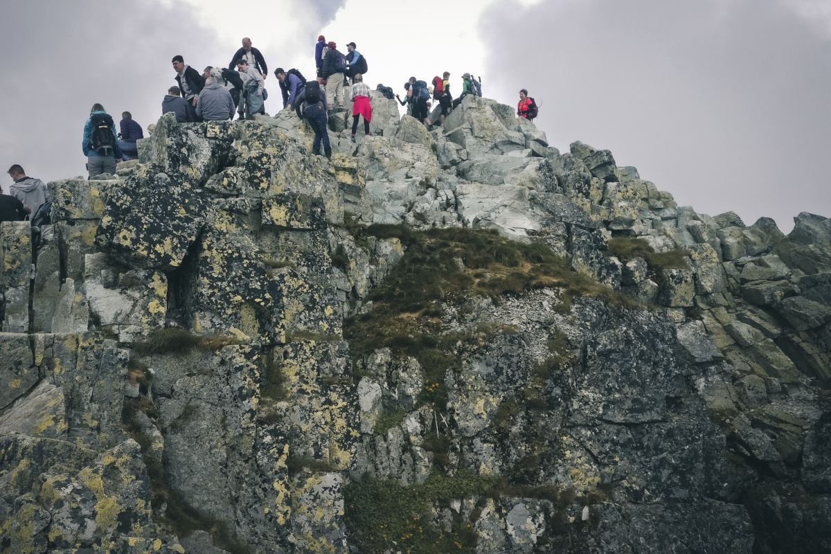 Touristen auf dem Gipfel vom Rysy