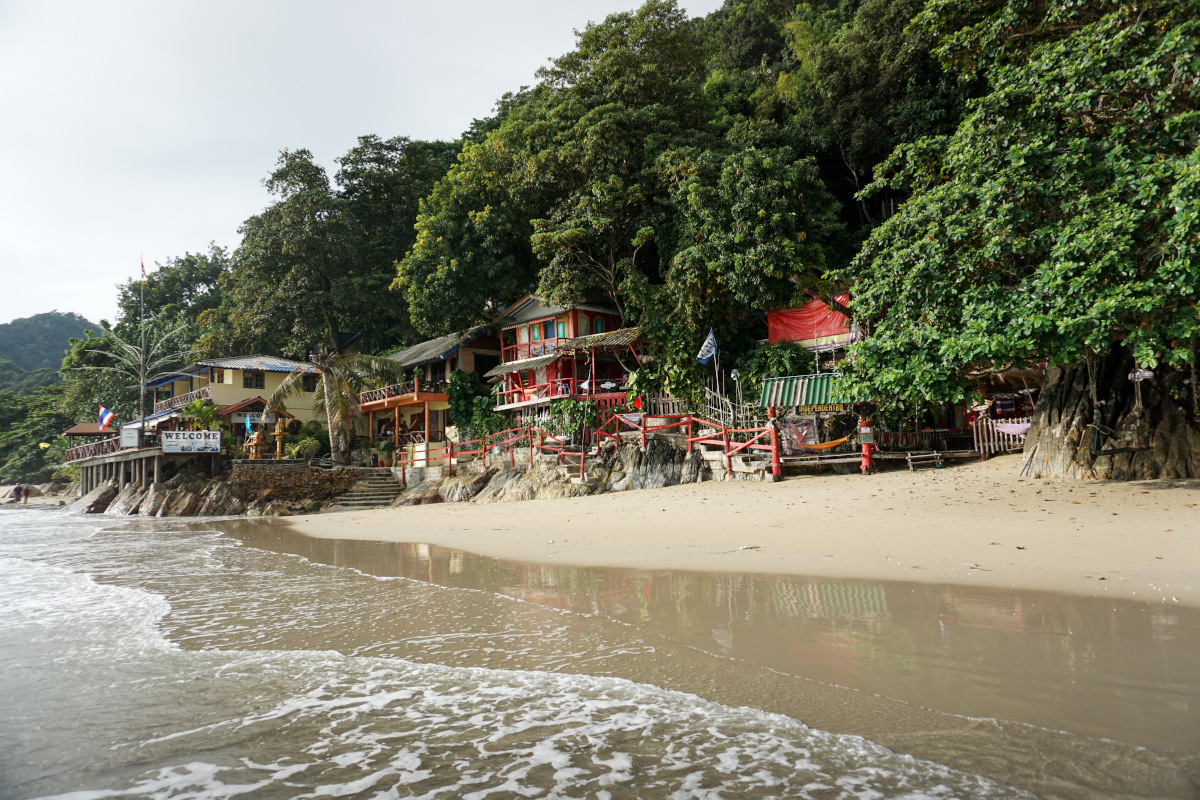 Hotel and wooden huts right on the beach