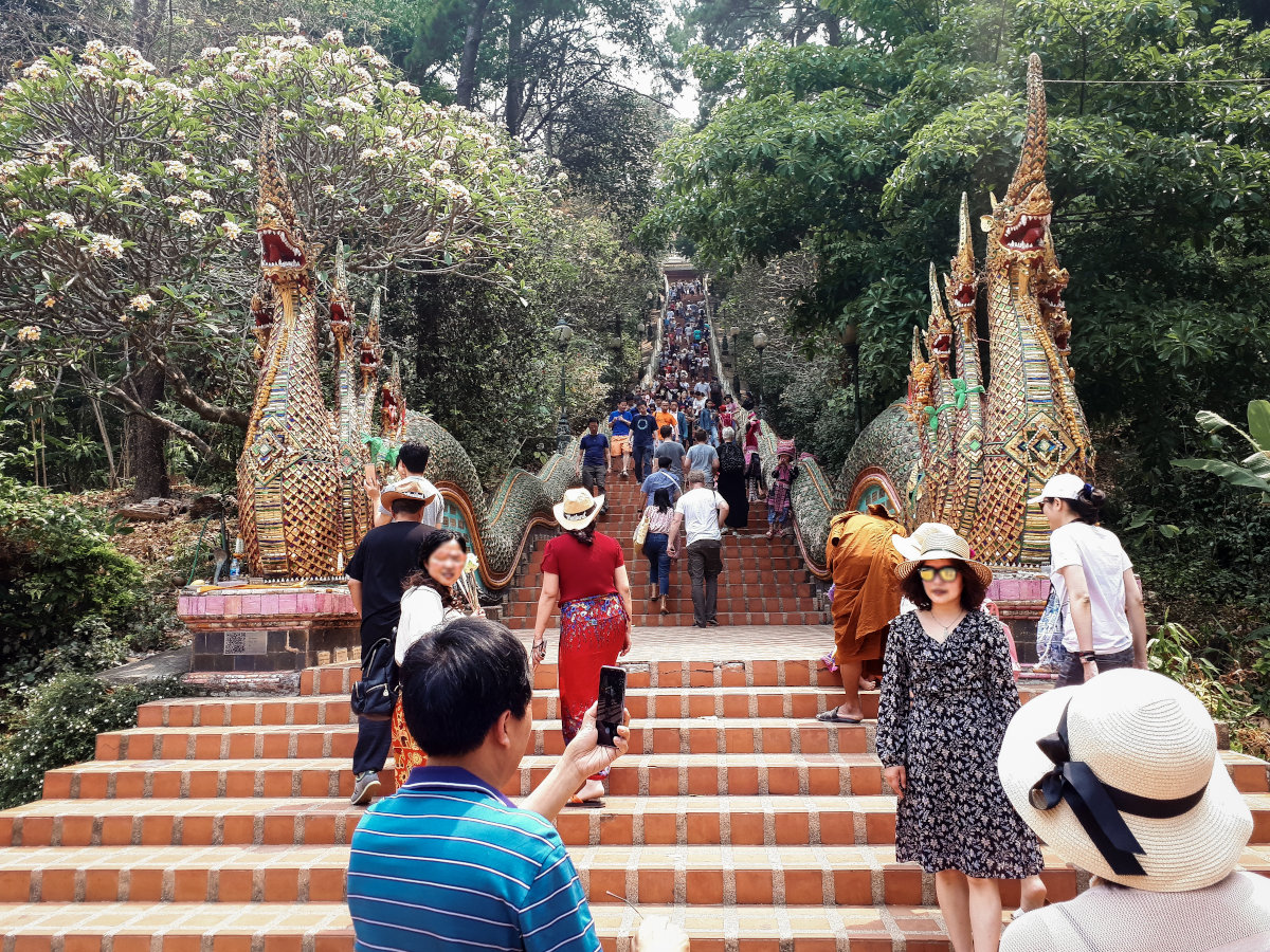 Lange Treppe mit Drachengeländer und vielen Touristen