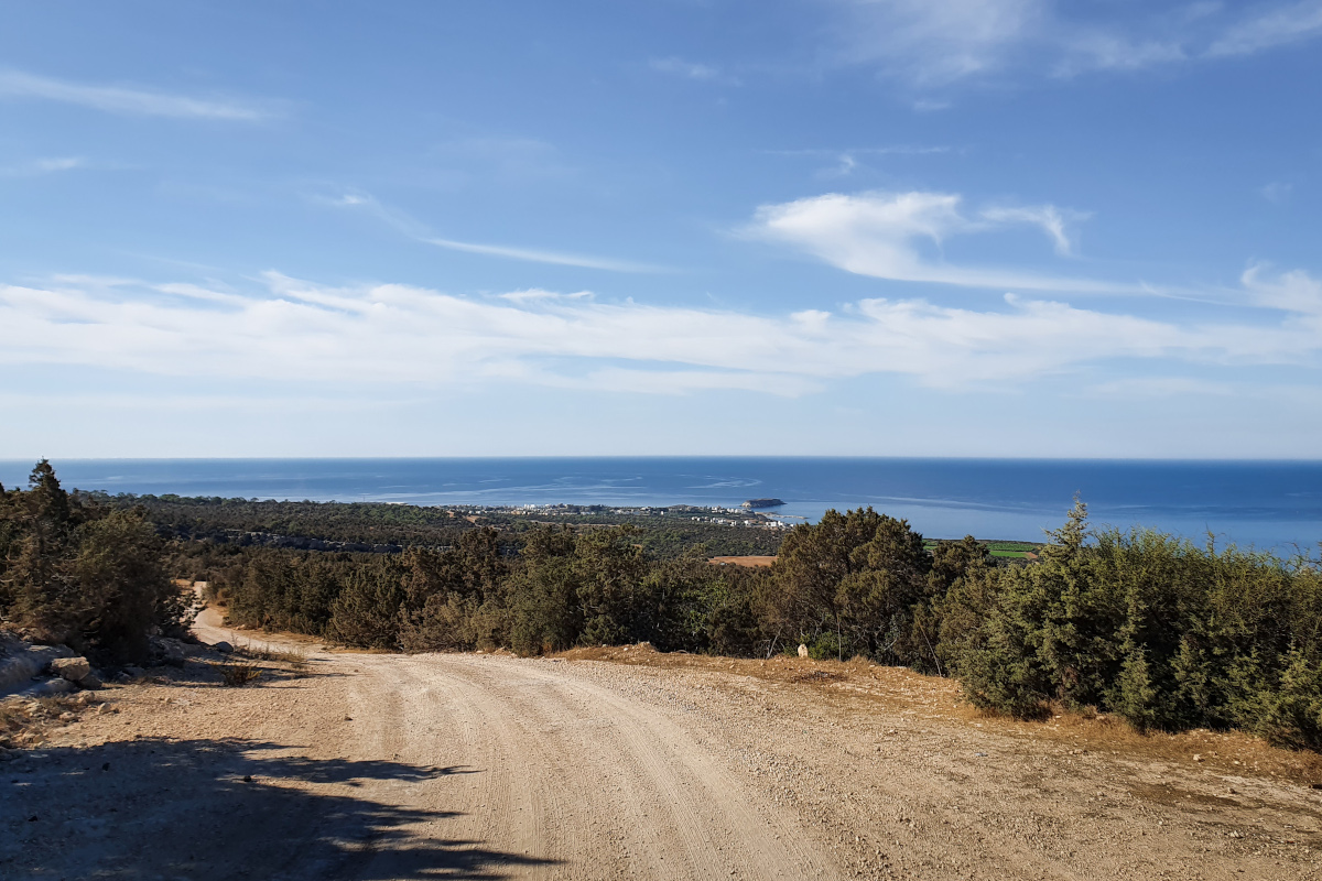 Aussicht auf die Küste Zyperns bei Sonnenschein