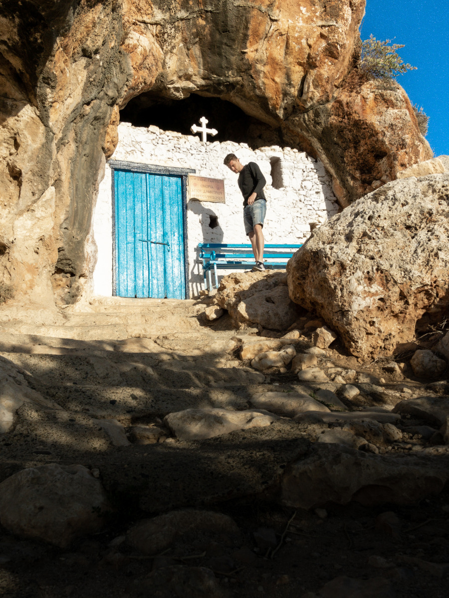 Tourist steht vor einer weißen Höhlenkirche in Zypern