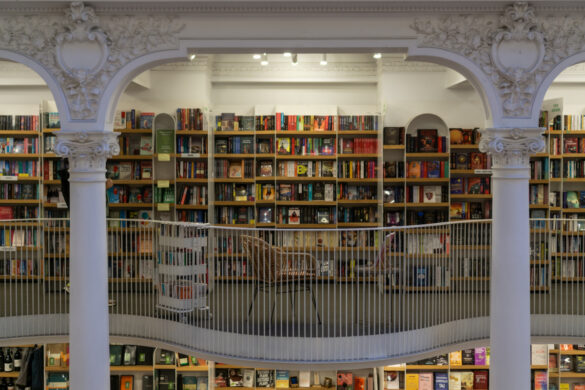 Historischer Buchladen Cărturești Carusel in Bukarest, Rumänien, mit hohen Regalen und kunstvoller Architektur