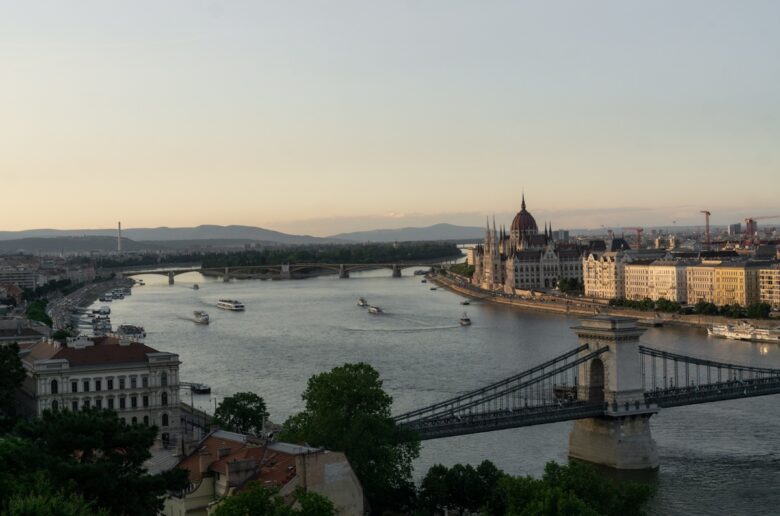 Aussicht auf Budapest mit Donau, Kettenbrücke und dem ungarischen Parlament im Abendlicht