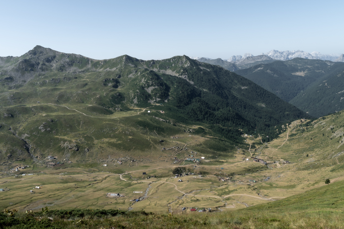 Berglandschaft bei Doberdol in Albanien mit Tälern, Almflächen und Wanderwegen entlang des Peak of the Balkans Trails.